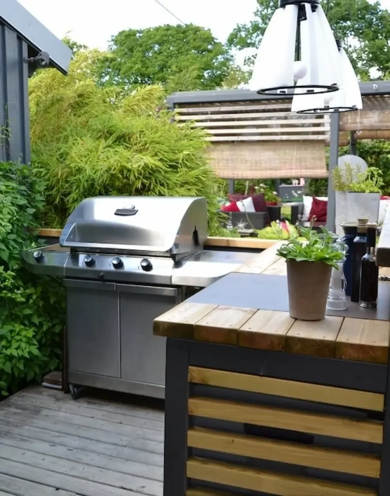 Backyard outdoor kitchen installation, image by OAKS Home Services