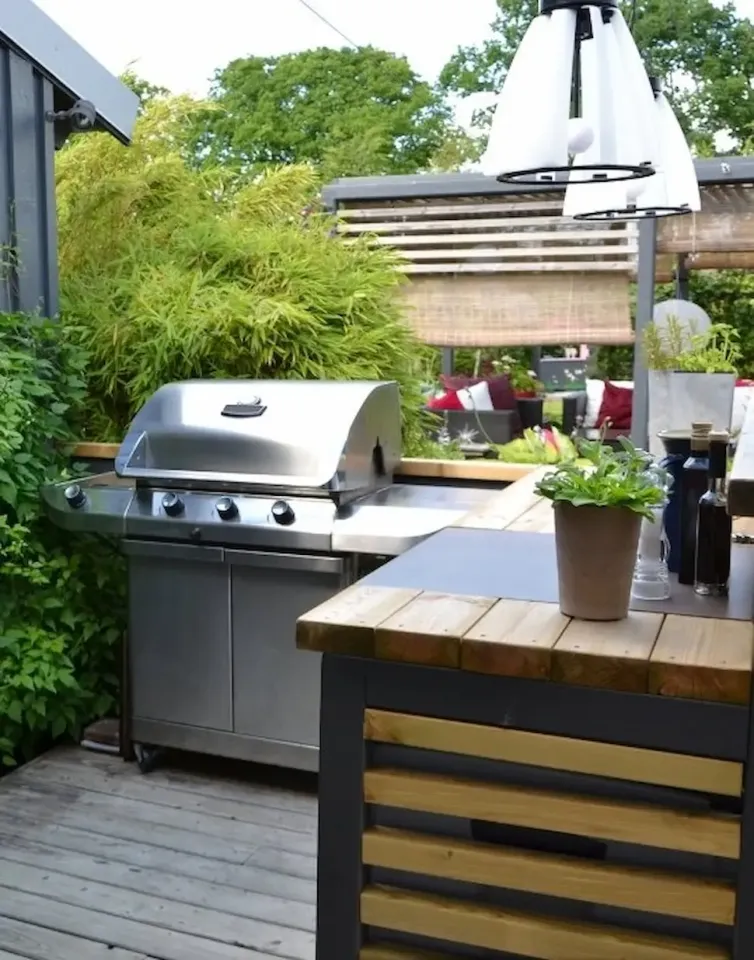 Backyard outdoor kitchen installation, image by OAKS Home Services