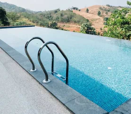 Infinity pool overlooking Toronto landscape, image by oakshs.ca