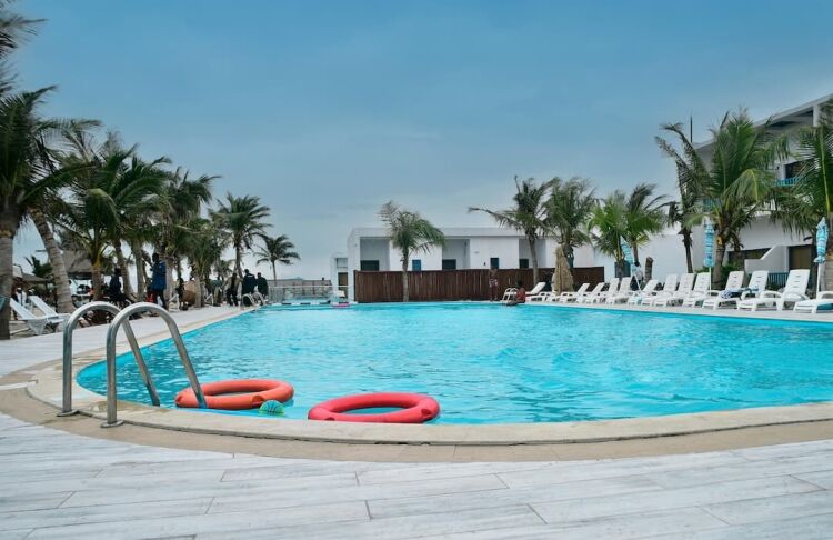 Pool privacy landscaping idea, image by Oaks Home Services