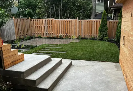Modern backyard with artificial turf, image by oakshs.ca