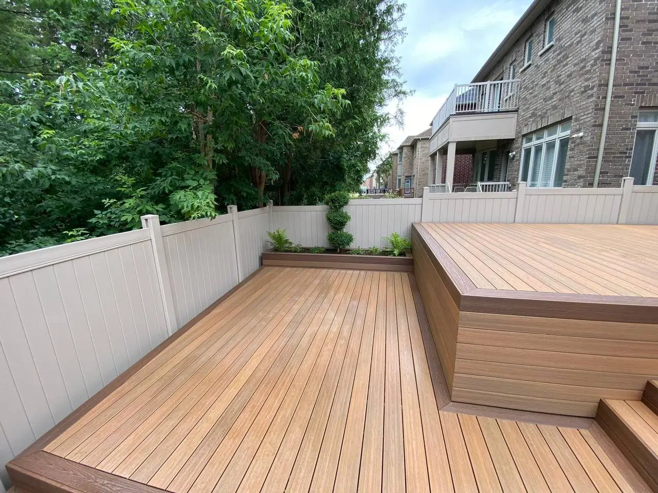 multi-level-composite-deck-with-built-in-planter