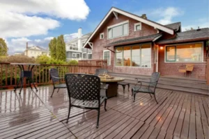 Deck contractor, image by oakshs.ca